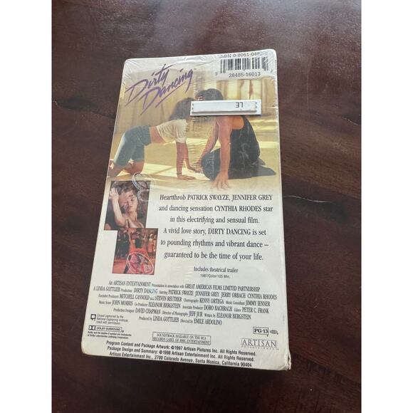 NEW Dirty Dancing VHS, Digitally Remastered Sealed New in Package Patrick Swayze - Picture 2 of 4